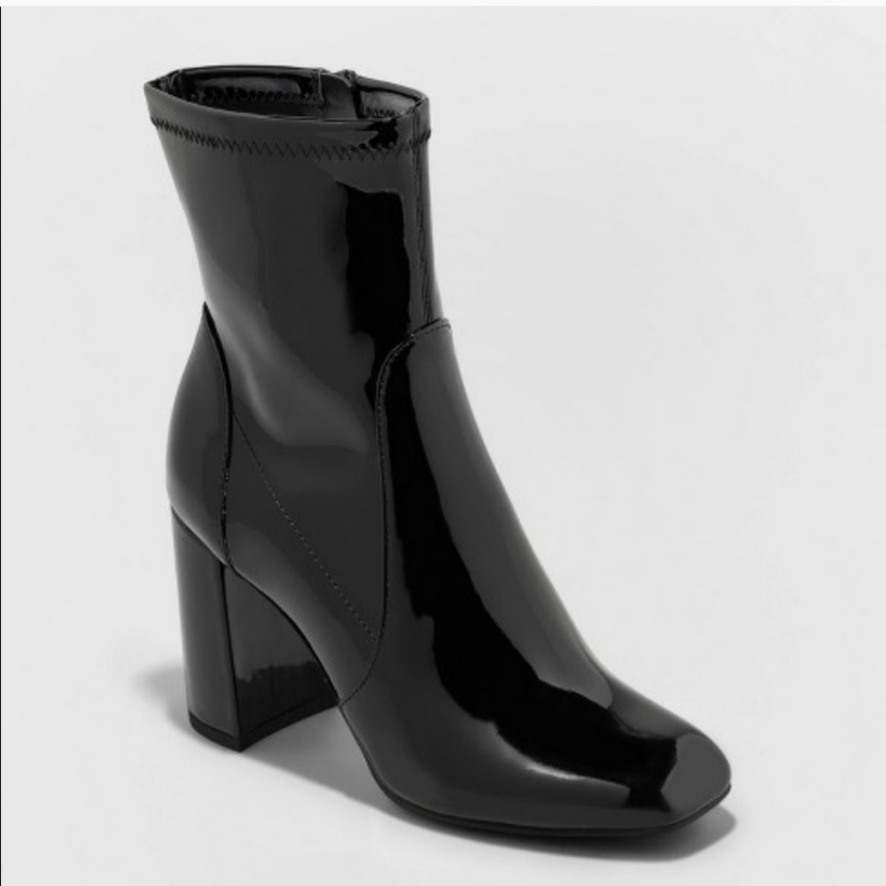 NWT Daphne heeled boot glossy